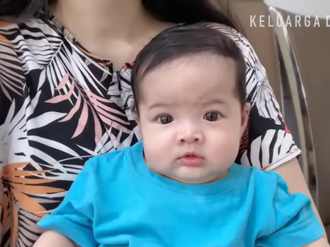 Potret Terbaru Baby Kenes Anak Kedua Nella Kharisma Kini Menginjak 4 Bulan, Gemesin Bak Boneka Hidup!