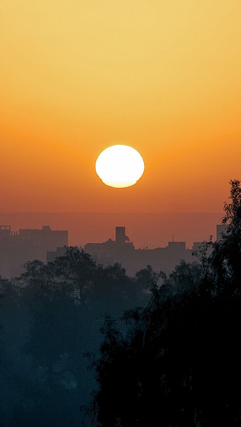 Matahari memiliki pengaruh dan manfaat yang sangat penting di planet Bumi dan seluruh isinya. Matahari memancarkan cahaya dan panas, atau energi matahari, yang memungkinkan keberadaan kehidupan di Bumi. Matahari menggerakkan cuaca, arus laut, musim, dan iklim, serta menggerakan kehidupan tumbuhan melalui fotosintesis.