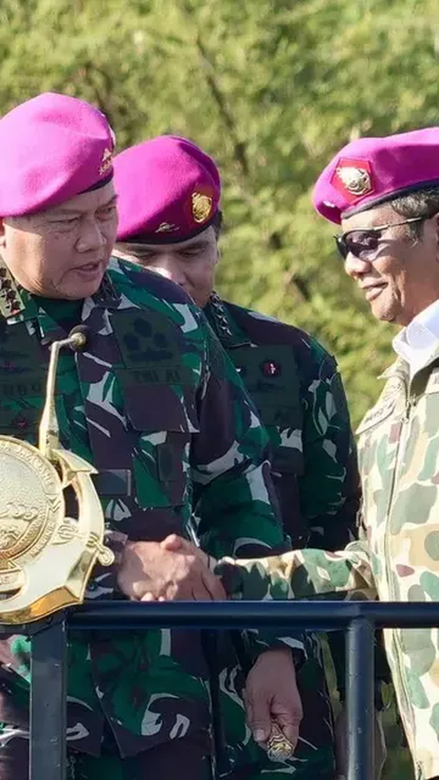 Momen Mahfud MD jadi Tim Intai Amphibi Kenakan Brevet Kehormatan TNI AL