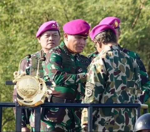 Momen Mahfud MD jadi Tim Intai Amphibi Kenakan Brevet Kehormatan TNI AL