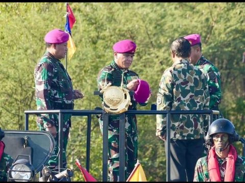 Momen Mahfud MD jadi Tim Intai Amphibi Kenakan Brevet Kehormatan TNI AL