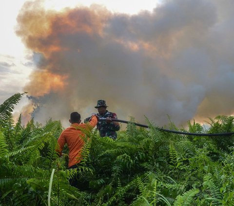 Cuaca panas ekstrem melanda Kota Pekanbaru, Riau. Suhu rata-rata di kota tersebut mencapai 38 derajat Celcius.<br /><br />Kondisi ini membuat cuaca di Pekanbaru terasa panas dan kering yang menyebabkan rawan terjadi kebakaran hutan dan lahan.