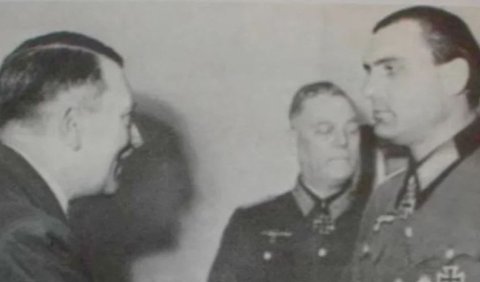 Muncul lagi foto ketiga yang diklaim sebagai foto terakhir Hitler. Dalam foto ini, Hitler memberikan penghargaan kepada Jenderal Theodor Tolsdorff yang dipotret pada 20 Maret 1945, sebulan sebelum kematiannya.