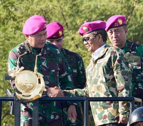 Momen Mahfud MD jadi Tim Intai Amphibi Kenakan Brevet Kehormatan TNI AL