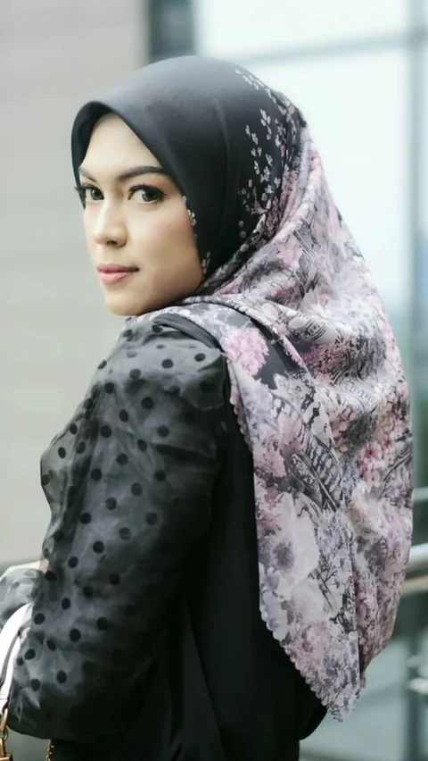 Seperti inilah salah satu potret terbaru Rizma, guru cantik asal Tegal yang diunggah di Instagram pribadinya. Ia tampil anggun dan menawan dengan outfit syar'i lengkap dengan balutan hijab.