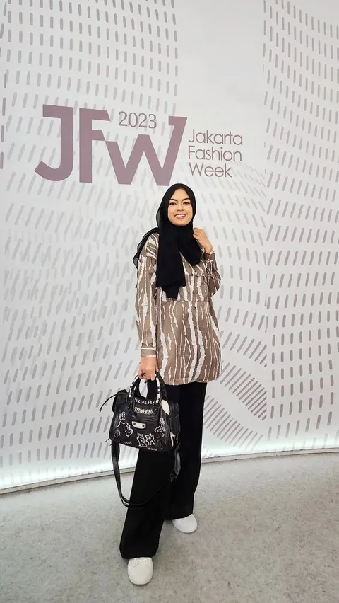 Dilihat dari Instagram pribadinya, Rizma juga kerap hadir di berbagai acara fashion besar di Indonesia, salah satunya ikut menghadiri event Jakarta Fashion Week pada 2023 lalu.