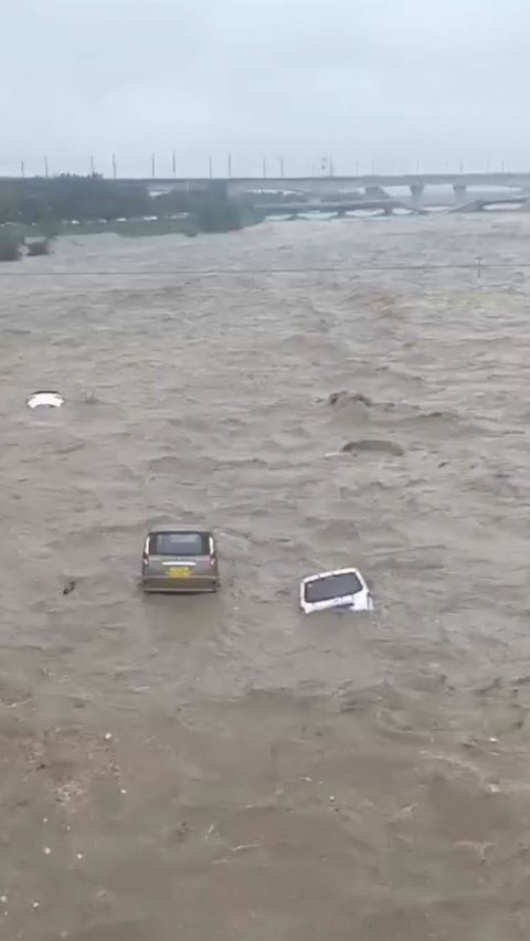 Banjir bandang menerjang Beijing pada Senin (31/7/2023).