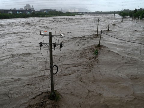 FOTO: Horornya Banjir Akibat Hujan Berhari-hari di China, 11 Orang Tewas dan Puluhan Mobil Hanyut
