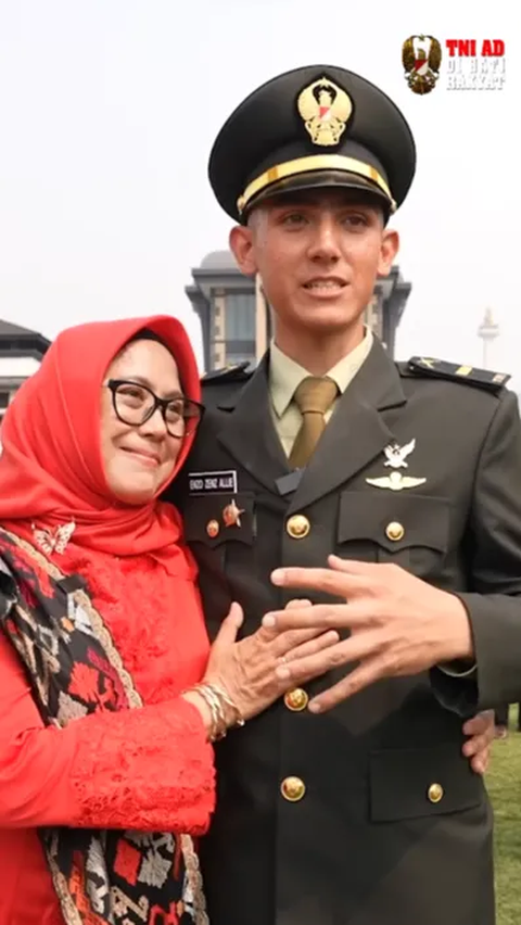 Peluk Mesra Sang Bunda, Letda Inf Enzo Langsung Teriak Usai Lulus Jadi Perwira TNI AD