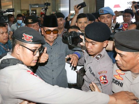 FOTO: Ekspresi Pimpinan Ponpes Al Zaytun Panji Gumilang Membisu Saat Penuhi Panggilan Bareskrim Polri