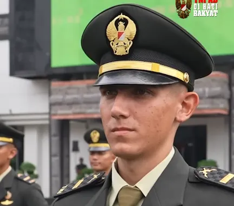 Peluk Mesra Sang Bunda, Letda Inf Enzo Langsung Teriak Usai Lulus Jadi Perwira TNI AD