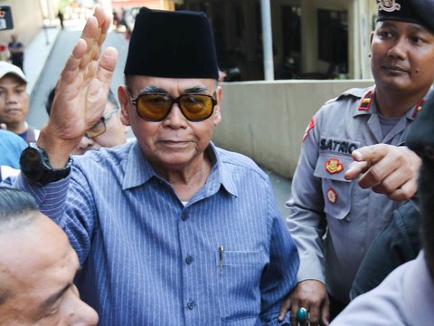 FOTO: Ekspresi Pimpinan Ponpes Al Zaytun Panji Gumilang Membisu Saat Penuhi Panggilan Bareskrim Polri