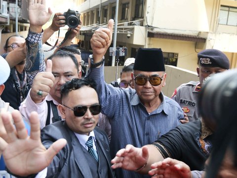 FOTO: Ekspresi Pimpinan Ponpes Al Zaytun Panji Gumilang Membisu Saat Penuhi Panggilan Bareskrim Polri