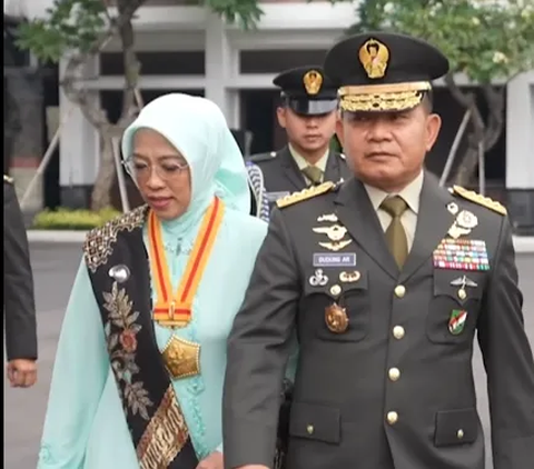 Peluk Mesra Sang Bunda, Letda Inf Enzo Langsung Teriak Usai Lulus Jadi Perwira TNI AD