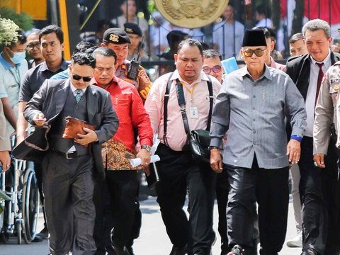 FOTO: Ekspresi Pimpinan Ponpes Al Zaytun Panji Gumilang Membisu Saat Penuhi Panggilan Bareskrim Polri