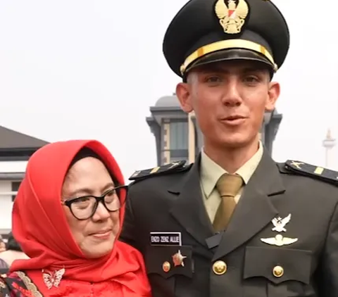 Peluk Mesra Sang Bunda, Letda Inf Enzo Langsung Teriak Usai Lulus Jadi Perwira TNI AD