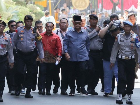 FOTO: Ekspresi Pimpinan Ponpes Al Zaytun Panji Gumilang Membisu Saat Penuhi Panggilan Bareskrim Polri