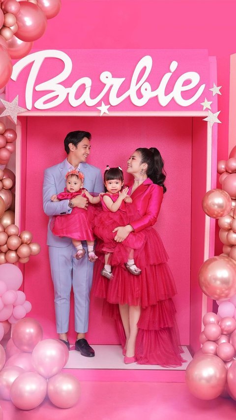 Ini potret keluarga Felicya Angelista photoshoot ala Barbie.