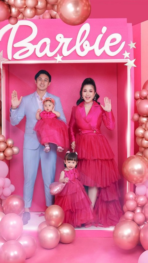 Keluarga ini tampak berada di kotak Barbie. Felicya dan kedua anaknya memakai baju warna merah muda bak Barbie.