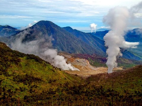 2. Gunung Papandayan (2,665 mdpl)