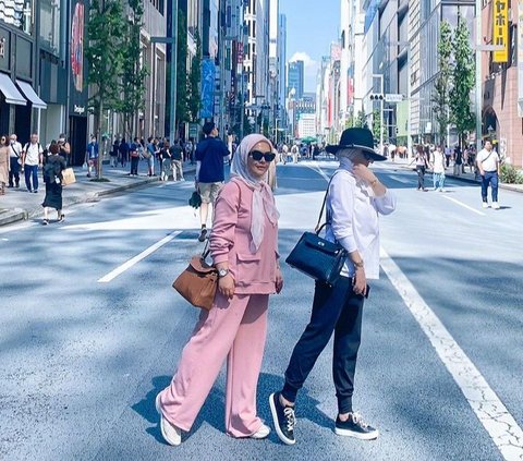 10 Momen Keseruan Syahrini dan Aisyahrani Jalan-jalan di Jepang, Kompak Banget!