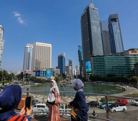 Fenomena El Nino yang melanda Indonesia, termasuk Jakarta, diperkirakan akan mencapai puncaknya pada Agustus-September 2023. Menurut BMKG, suhu udara di Jakarta akan berkisar 22 hingga 34 derajat celcius pada siang hari, dengan kelembaban 50-80 persen.
