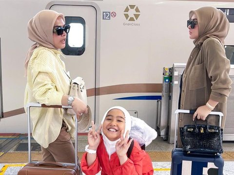 10 Momen Keseruan Syahrini dan Aisyahrani Jalan-jalan di Jepang, Kompak Banget!