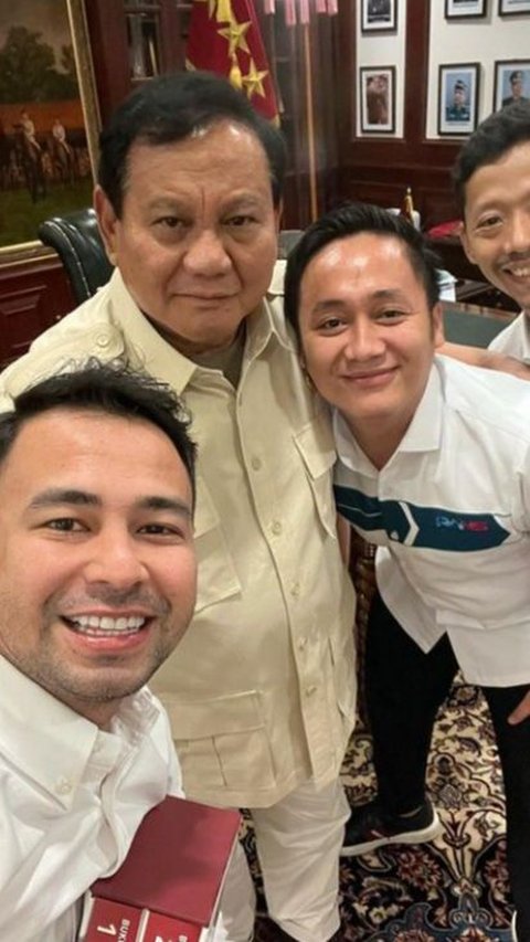 Dengan senyum lebarnya Raffi ber selfie dengan Prabowo.