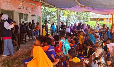 VES Community melakukan bakti sosial berupa pengobatan gratis, pembagian sembako dan paket anak-anak di SDN Parangmulya Kelas Jauh, Desa Parangmulya, Kecamatan Ciampel, Karawang, Jawa Barat.