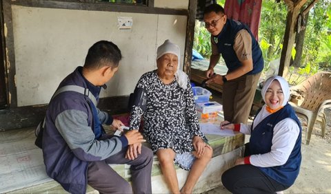 Mirisnya, meski berada di dekat lokasi pembangunan kereta cepat, tapi Desa Parangmulya masih belum menikmati listrik. Sebagian warga harus swadaya untuk mendapatkan listrik.