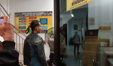 Selain membawa barang bukti, LM juga resmi melaporkan polisi diduga meminta dana tersebut ke Propam Polda Jambi. Laporan itu terlampir dengan nomor surat : STPL/31/VIII/2023/Yanduan.