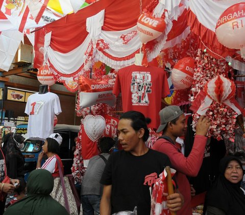 Jelang Hari Kemerdekaan Republik Indonesia ke-78 tahun, Pasar Jatinegara mulai menjual aksesoris merah putih.<br /><br />Antusiasme warga terlihat dari animo daya beli masyarakat yang tinggi membeli ragam jenis pernak pernik tujuh belasan.