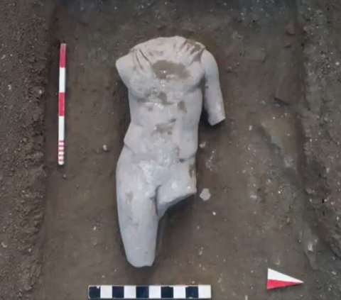 Patung Dewa Dewi Yunani Ditemukan di Dasar Danau Turki, Kondisinya Masih Utuh
