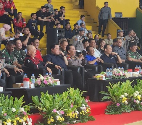 Kapolri Jenderal Listyo Sigit Prabowo bersama Menteri BUMN Erick Thohir tak kuasa menahan tawa saat menyaksikan performance yang dibawakan komika Mongol 'Stress'.