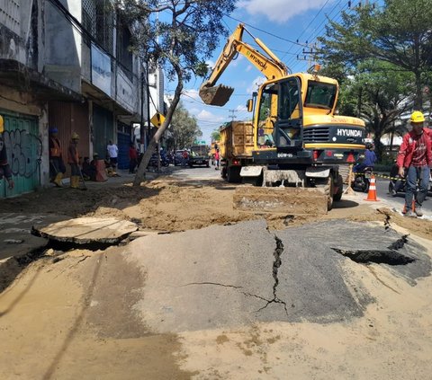 Meletusnya bagian jalan dari Jalan Pasar Kembang, Surabaya pada Selasa (1/7) ternyata merupakan dampak dari proyek rehabilitasi pipa PDAM Surya Sembada.