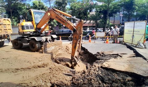 Insiden tanah menjulang atau menggelembung di lokasi titik pengerjaan rehabilitasi pipa PDAM.