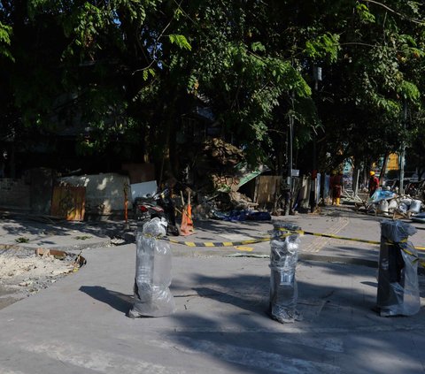 Proyek revitalisasi trotoar di kawasan Blok M sedang dikerjakan pekerja menjelang Konferensi Tingkat Tinggi (KTT) ke-43 ASEAN di Jakarta Selatan, Selasa (1/8/2023).