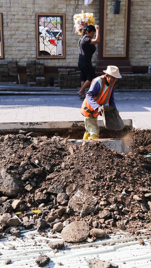 Selain trotoar kawasan Blok M di Jakarta Selatan, proyek revitalisasi trotoar juga dilakukan di Jalan Palatehan, Palatehan II, dan Sunan Kalijaga yang berdekatan dengan pintu masuk terminal Blok M.