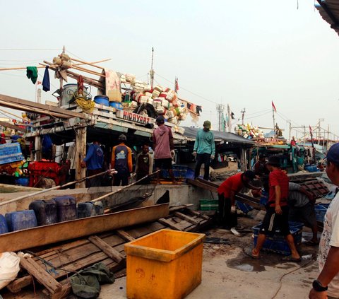 Suasana nelayan saat melempar ikan Cakalang dari dalam lambung kapal selama bongkar muat di TPI Muara Karang, Jakarta, Selasa (1/8/2023).