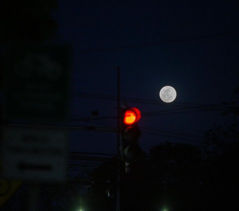 Penampakan Bulan Purnama (Supermoon) Sturgeon yang terlihat dari kawasan Jalan Protokol, Jakarta, Selasa (1/8/2023).<br /><br />Fenomena Bulan Purnama Super yang kedua di tahun ini terjadi mulai tanggal 1 Agustus 2023.