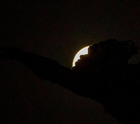 Dikutip dari Space, Supermoon merupakan fenomena alam di langit berupa penampakan bulan purnama yang lebih besar dari biasanya yang terjadi bertepatan dengan jarak terdekat dengan Bumi.