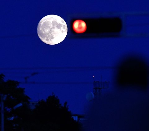 Selama fenomena Supermoon, jarak Bulan dengan Bumi hanya 361.934 kilometer.<br /><br />Jarak itu lebih dekat jika  dibandingkan dengan jarak rata-rata sekitar 382.900 km.