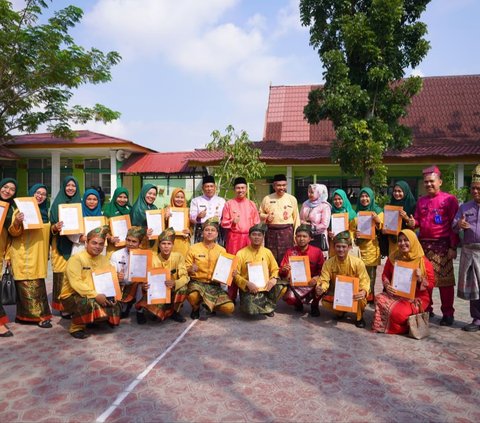 Kisah Guru Lulusan S3 di Pekanbaru 17 Tahun jadi Honorer, Kini Diangkat Setingkat PNS