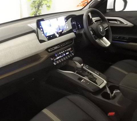 Kabin New SUV Mitsubishi tampil sporty di varian tertinggi, Ultimate. <br /><br />Banyak aksen dan detail menarik di bagian dasbor sehingga tampil tidak gelap saja.