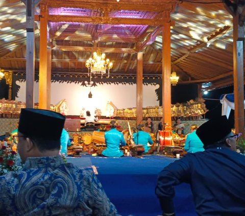 Calon Presiden (Capres) Koalisi Perubahan, Anies Rasyid Baswedan nonton wayang di Area Pemandian Pentungan Sari, Dusun Bodean Putuk, Desa Toyomarto, Kecamatan Singosari, Kabupaten Malang.