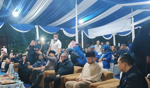 Anies pun berkisah tentang kenangannya kala masih usia anak-anak menyaksikan seni pertunjukkan wayang kulit di hajatan warga.