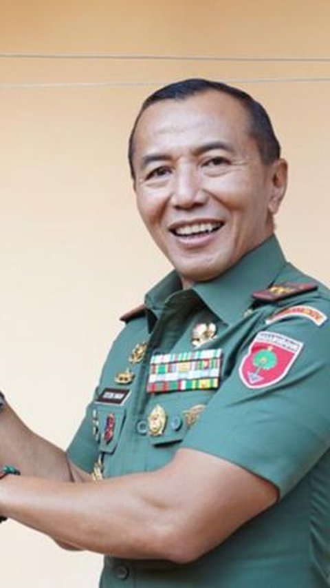 Momen Mayjen TNI Santai Ngopi Bareng Mahasiswa Papua di Mess, Aksinya jadi Sorotan