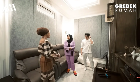 Di rumah Rizky Ananda juga dilengkapi dengan ruang karaoke. Ruang ini biasa digunakan oleh anak dan suami Rizky Ananda.