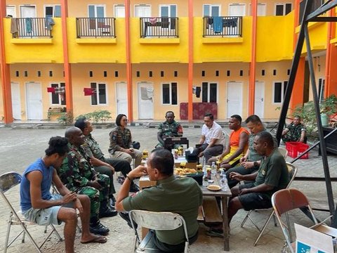 Momen Mayjen TNI Santai Ngopi Bareng Mahasiswa Papua di Mess, Aksinya jadi Sorotan