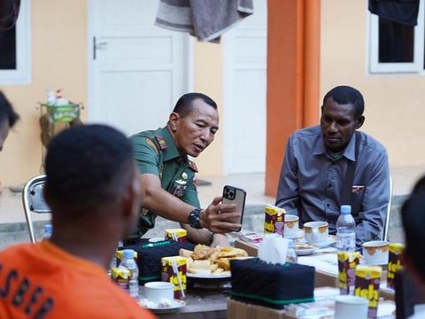 Momen Mayjen TNI Santai Ngopi Bareng Mahasiswa Papua di Mess, Aksinya jadi Sorotan